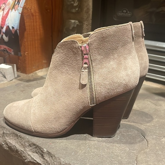 Rag & Bone Margot Heeled Bootie in Stone Waxy Suede in Size 39 - Picture 3 of 12